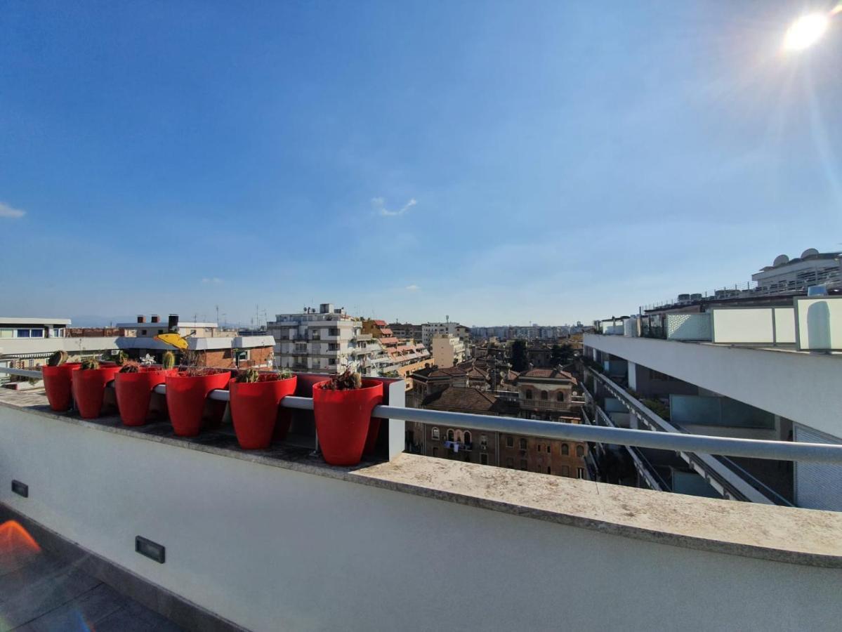 Penthouse 41 In Trastevere With Big Terrace Apartment Rome Exterior photo