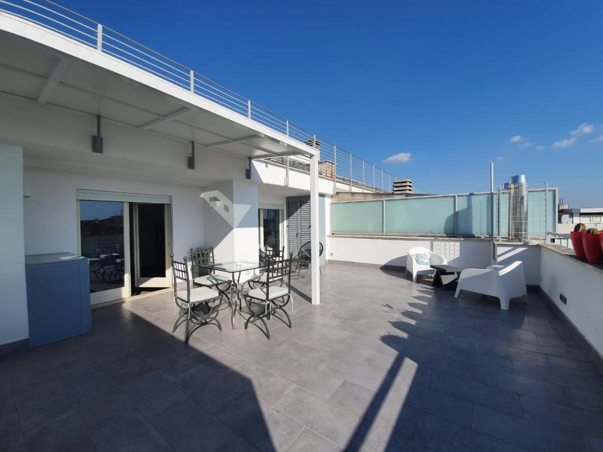 Penthouse 41 In Trastevere With Big Terrace Apartment Rome Exterior photo