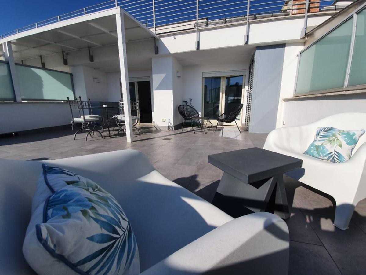 Penthouse 41 In Trastevere With Big Terrace Apartment Rome Exterior photo