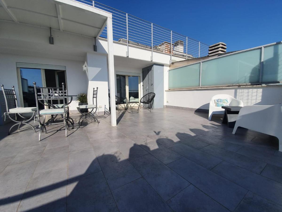 Penthouse 41 In Trastevere With Big Terrace Apartment Rome Exterior photo